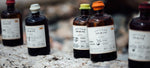 Artisan Spirits Flaschen auf einem Baumstamm