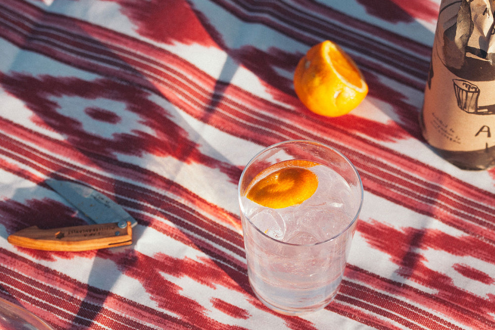 Gin Tonic mit Orangenscheibe mit Gin Eva Flasche