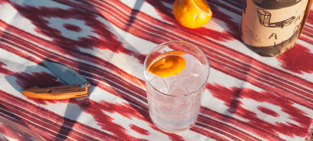 Gin Tonic mit Orangenscheibe mit Gin Eva Flasche