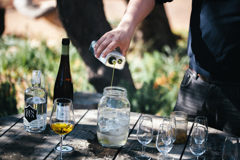 Draußen wird Gin La Mallorquina mit Sekt vermischt