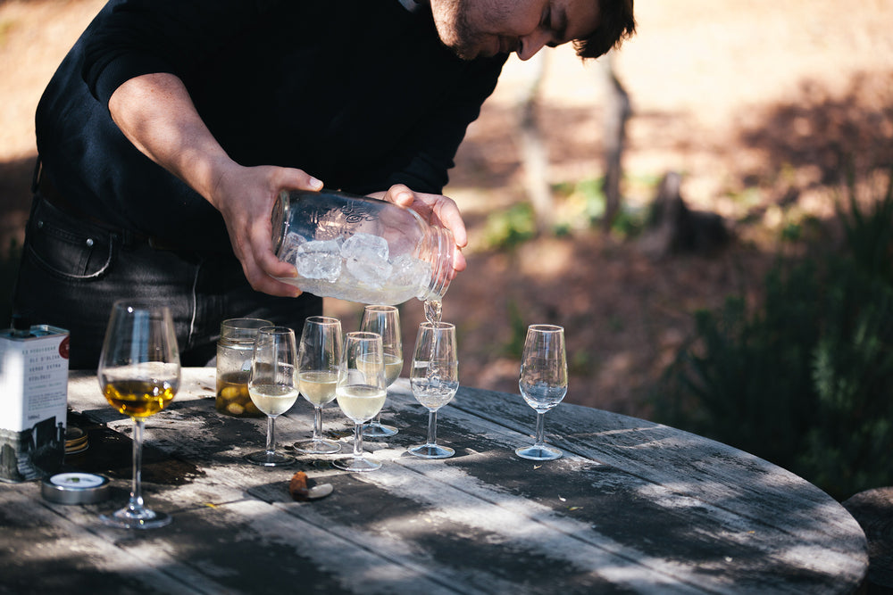Stefan schenkt im freien Gin aus